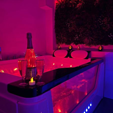 Love Room: Aux Plaisirs Des Sens Jacuzzi Prive Barr Buitenkant foto