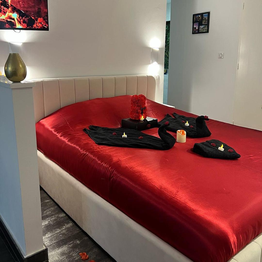 Love Room: Aux Plaisirs Des Sens Jacuzzi Prive Barr Buitenkant foto