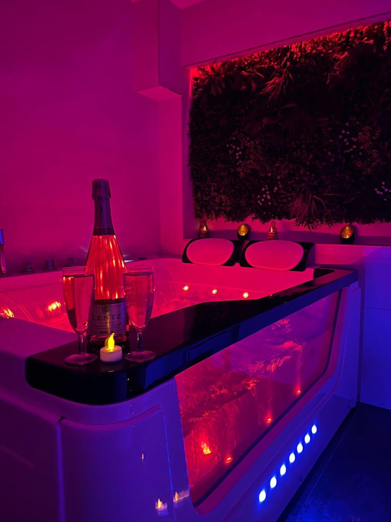 Love Room: Aux Plaisirs Des Sens Jacuzzi Prive Barr Buitenkant foto