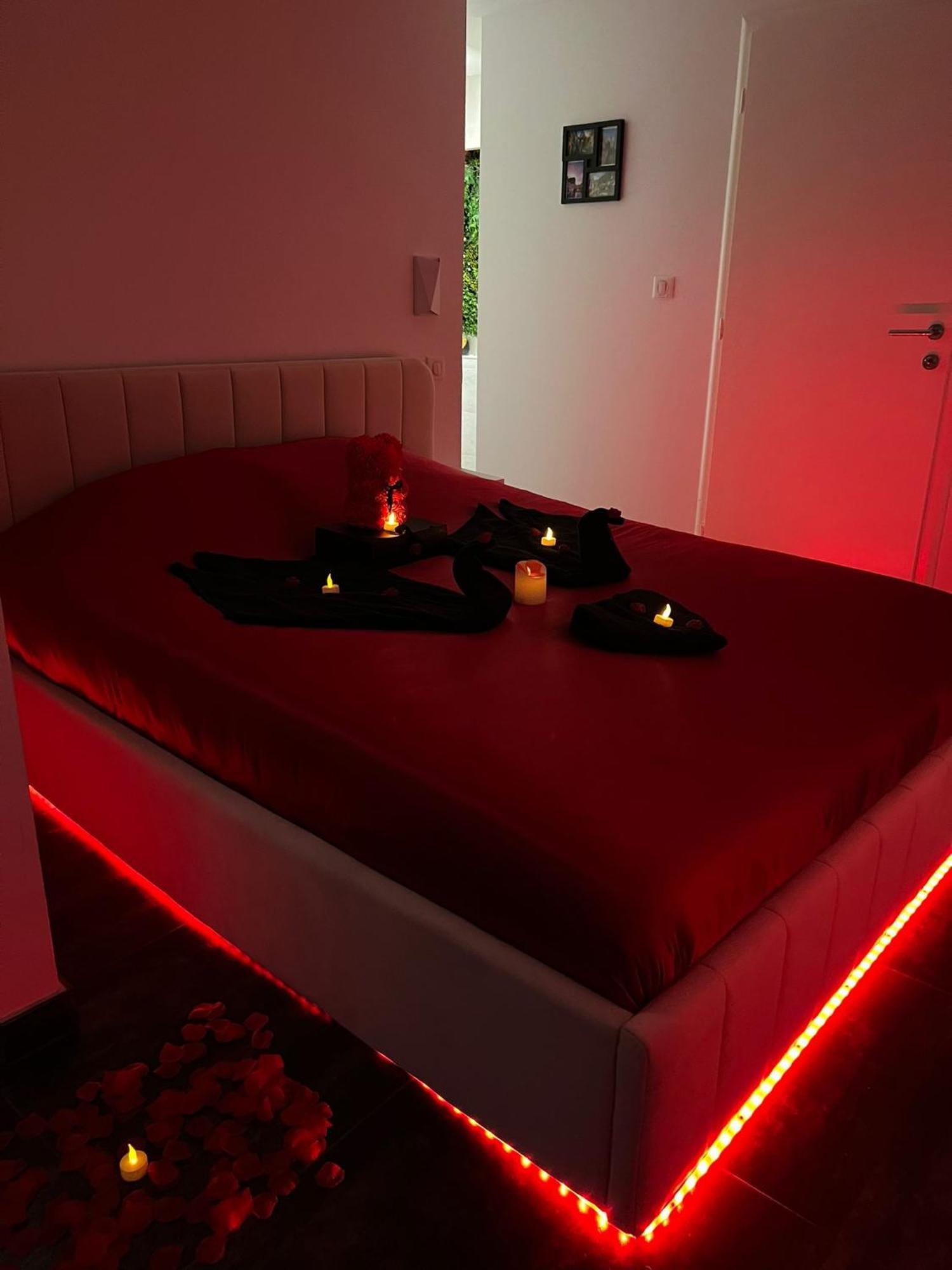 Love Room: Aux Plaisirs Des Sens Jacuzzi Prive Barr Buitenkant foto