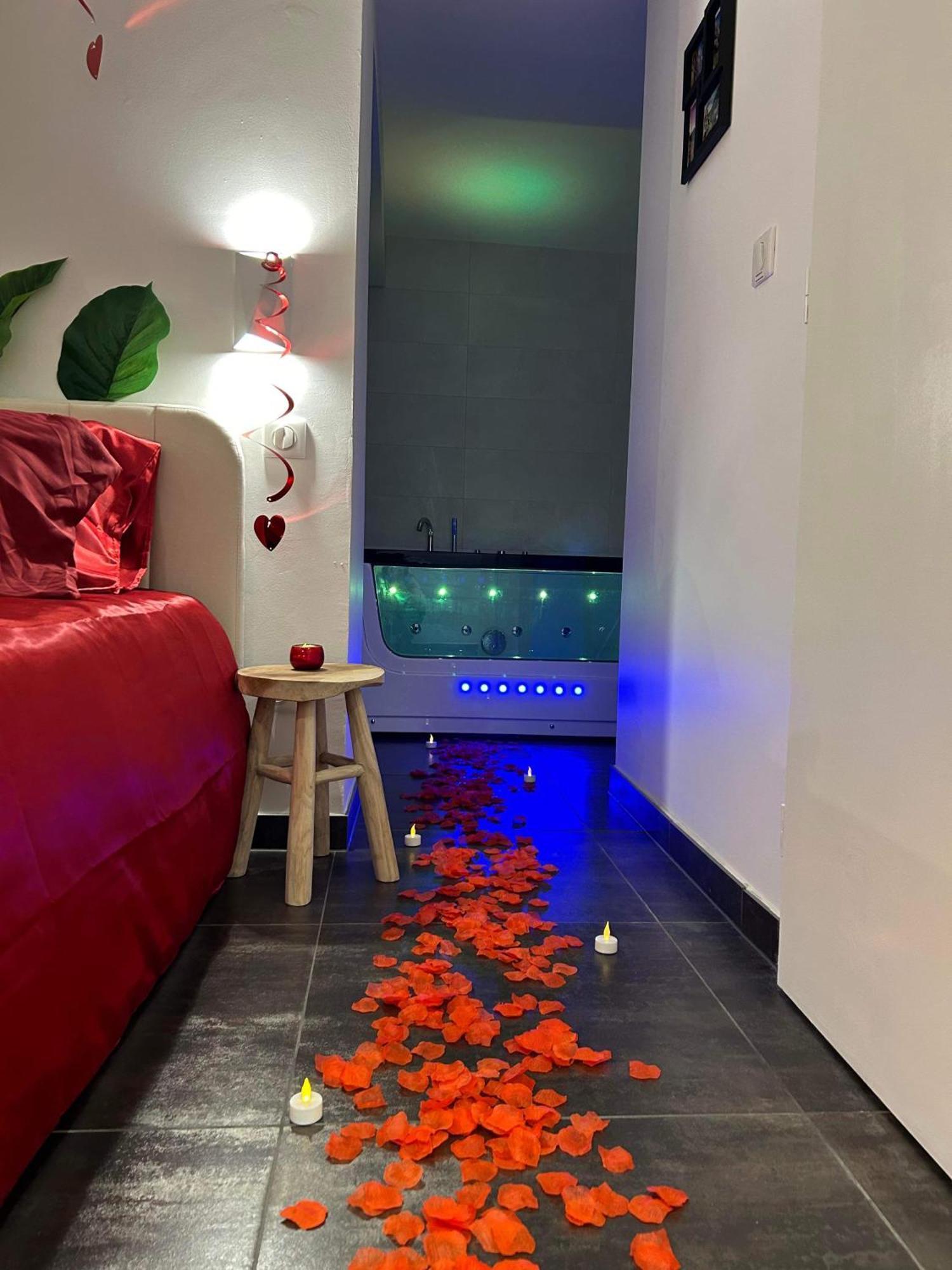 Love Room: Aux Plaisirs Des Sens Jacuzzi Prive Barr Buitenkant foto
